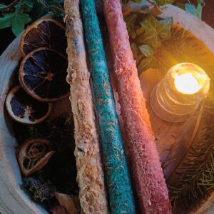 bougies cierges pour célébrer Yule chargées et consacrées